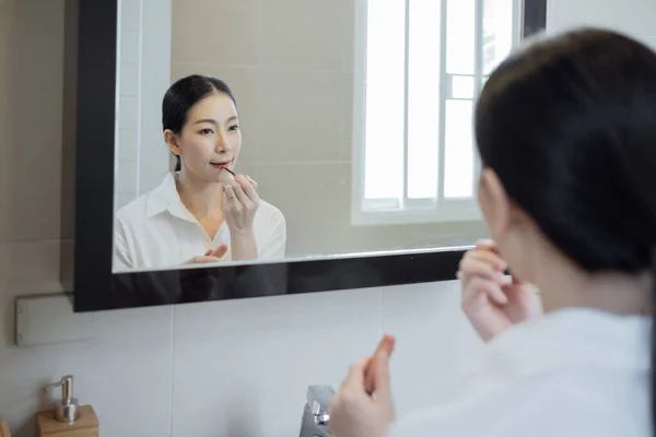 Mujer Asiática Con Camisa Blanca Maquillaje Frente Espejo Baño —  Fotos de Stock