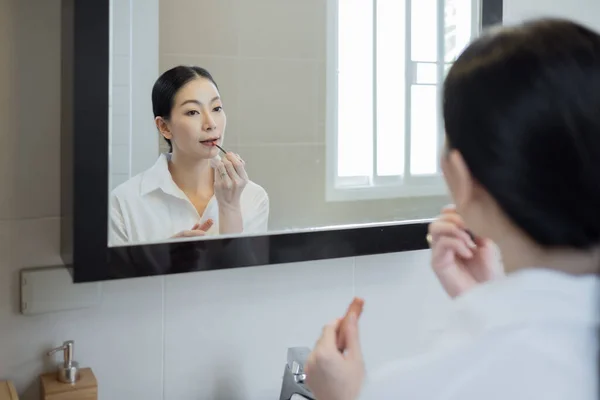 Mujer Asiática Con Camisa Blanca Maquillaje Frente Espejo Baño — Foto de Stock