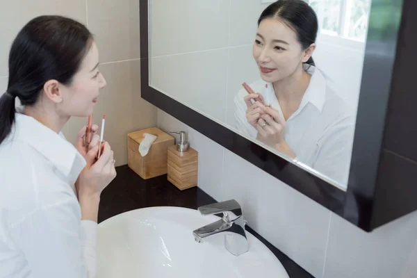 Mujer Asiática Con Camisa Blanca Maquillaje Frente Espejo Baño — Foto de Stock