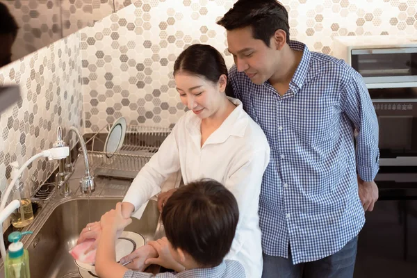 Aziatisch Jongen Helpen Moeder Vader Keuken Kamer Gelukkig Familie Concept — Stockfoto