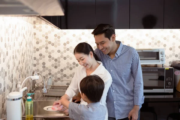Asyalı Çocuk Anne Babasına Mutfakta Yardım Ediyor Mutlu Aile Kavramı — Stok fotoğraf