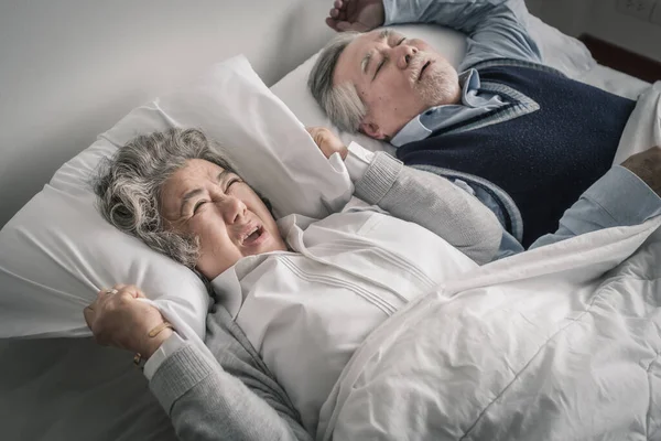 Anciano Pareja Caucásico Senior Mujer Hombre Dormir Cama Ronquidos Blanco Imagen De Stock