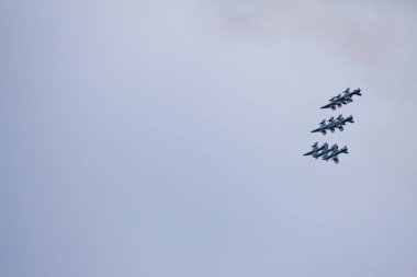 Radom, Polonya - 24 Ağustos 2018: hava gösterisi sırasında bir grup uçak uçar