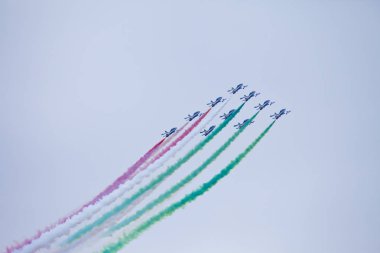 Radom, Polonya - 24 Ağustos 2018: hava gösterisi sırasında bir grup uçak uçar