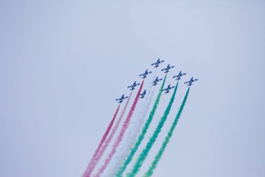 Radom, Polonya - 24 Ağustos 2018: hava gösterisi sırasında bir grup uçak uçar