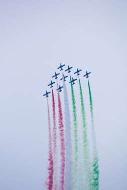 Radom, Polonya - 24 Ağustos 2018: hava gösterisi sırasında bir grup uçak uçar