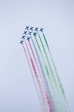 Radom, Polonya - 24 Ağustos 2018: hava gösterisi sırasında bir grup uçak uçar