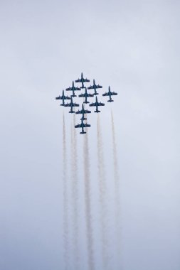 Radom, Polonya - 24 Ağustos 2018: hava gösterisi sırasında bir grup uçak uçar