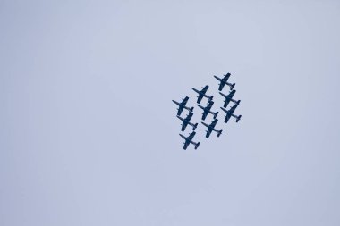 Radom, Polonya - 24 Ağustos 2018: hava gösterisi sırasında bir grup uçak uçar