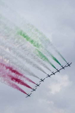 Radom, Polonya - 24 Ağustos 2018: hava gösterisi sırasında bir grup uçak uçar