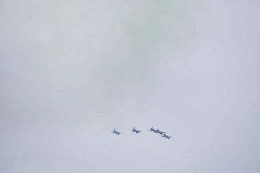 Radom, Polonya - 24 Ağustos 2018: hava gösterisi sırasında bir grup uçak uçar