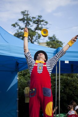 Varşova, Polonya, Haziran 4: Palyaço sırasında açık performans üzerinde çocuklar gün - 4 Haziran 2018, Varşova, Polonya.