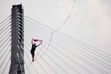 Varşova, Polonya - 9 Eylül 2018: equilibrist öbür ipi Vistula Nehri üzerinde Vistula Festivali sırasında yürüyüş