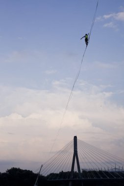 Varşova, Polonya - 9 Eylül 2018: equilibrist öbür ipi Vistula Nehri üzerinde Vistula Festivali sırasında yürüyüş