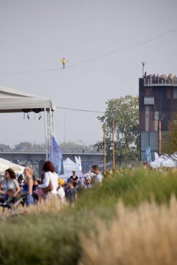 Varşova, Polonya - 9 Eylül 2018: equilibrist öbür ipi Vistula Nehri üzerinde Vistula Festivali sırasında yürüyüş