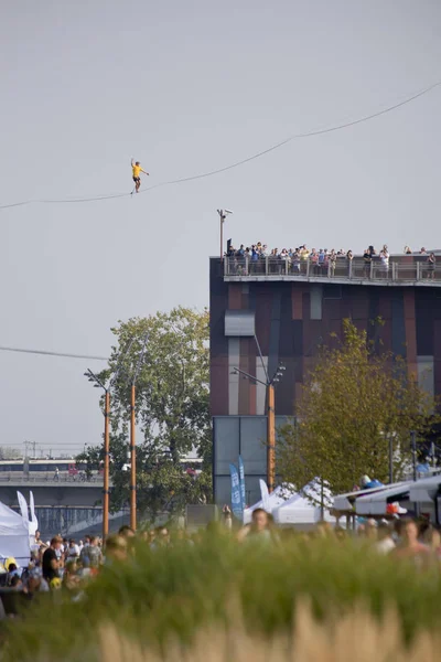 Varsovia Polonia Septiembre 2018 Equilibrista Caminando Sobre Cuerda Sobre Río — Foto de Stock