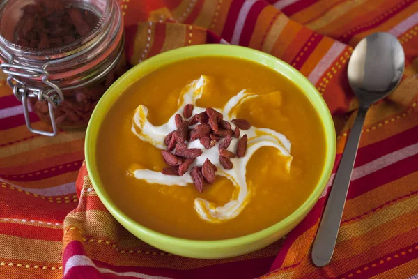 Hausgemachte Herbst Kürbiscremesuppe Auf Holztisch — Stockfoto