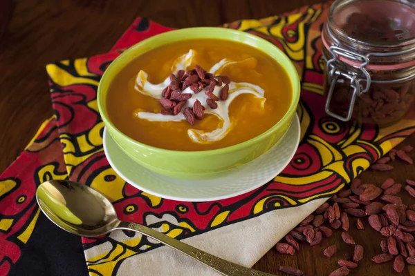 Sup Krim Labu Musim Gugur Buatan Sendiri Atas Meja Kayu — Stok Foto