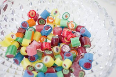 bir kristal kutu içinde el yapımı şekerlemeler