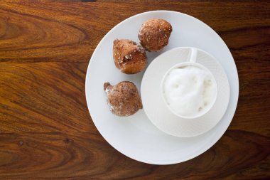 Sabah cappucino lezzetli kekler ile