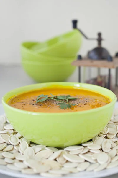 Hausgemachte Kürbissuppe Und Kürbiskerne — Stockfoto