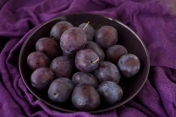 Las Ciruelas Maduras Plato Composición Morada Oscura — Foto de Stock