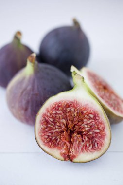 bir tablo üzerinde taze incir