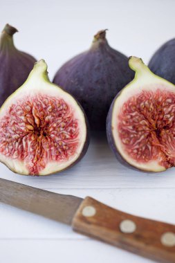 bir tablo üzerinde taze incir