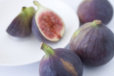 bir tablo üzerinde taze incir