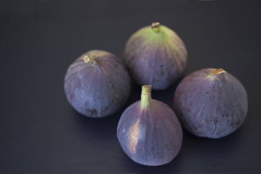 bir tablo üzerinde taze incir