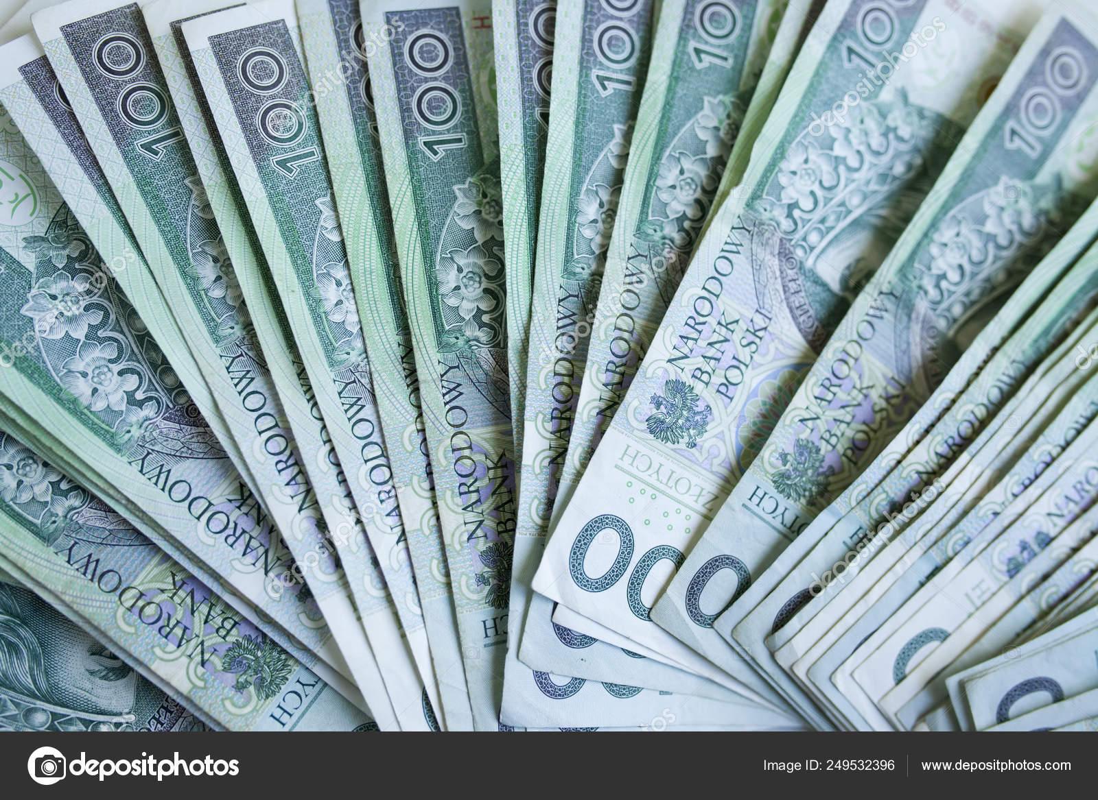 大量的波兰货币货币兹罗提—— 库存社论照片© studioflara #249532396