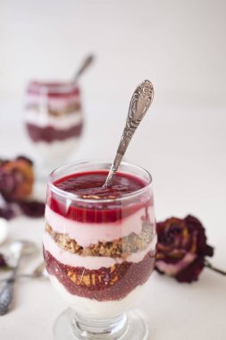 Ev yapımı tatlı yoğurt ve ahududu