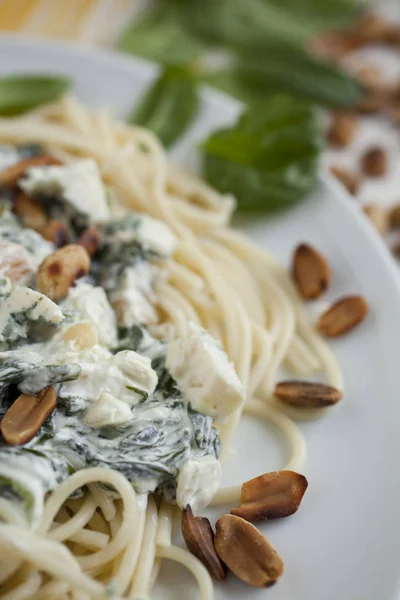 Pasta with spinach and cheese