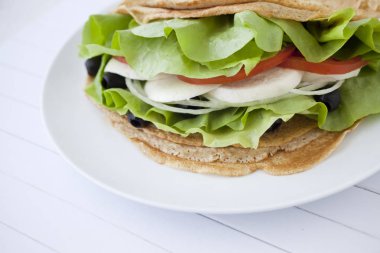 Sandviç Mozzarella peyniri ve sebze ile