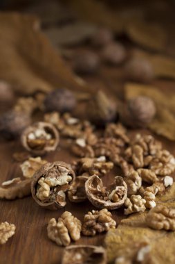 ahşap arka planda cevizler