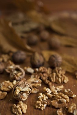 ahşap arka planda cevizler