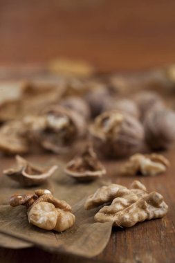 ahşap arka planda cevizler