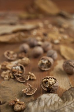 ahşap arka planda cevizler