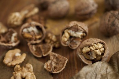 ahşap arka planda cevizler