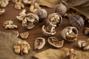 ahşap arka planda cevizler