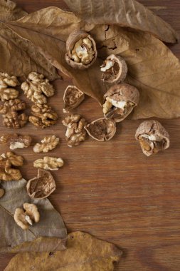ahşap arka planda cevizler