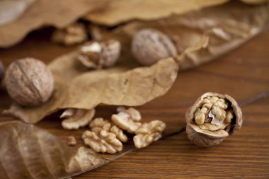 ahşap arka planda cevizler