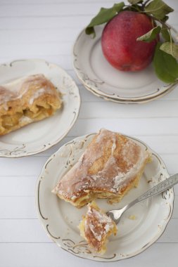 elmalı turta - organik elma ve bir parça kek