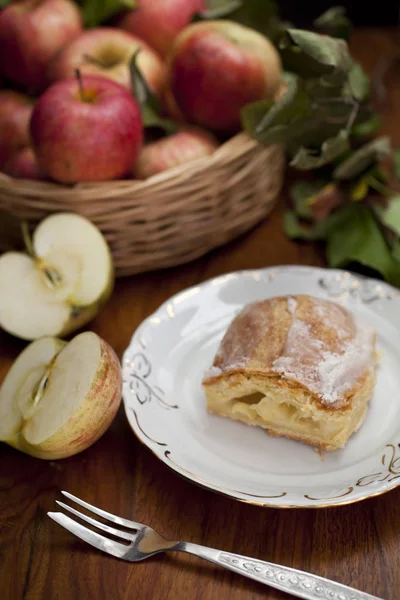 elmalı turta - organik elma ve bir parça kek