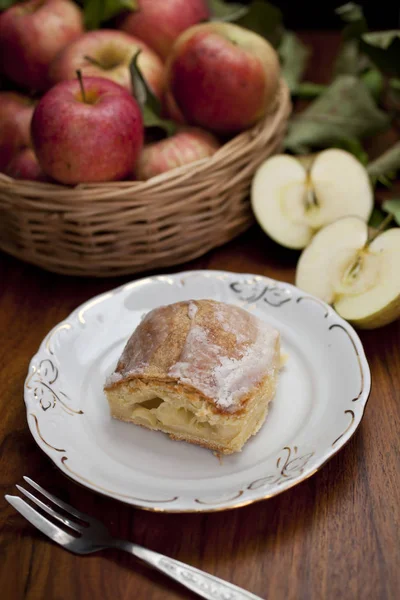 elmalı turta - organik elma ve bir parça kek