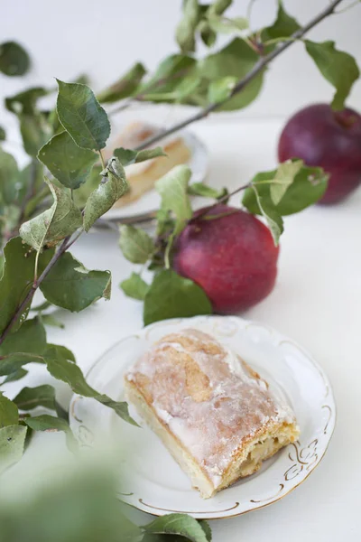 elmalı turta - organik elma ve bir parça kek