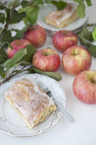 elmalı turta - organik elma ve bir parça kek