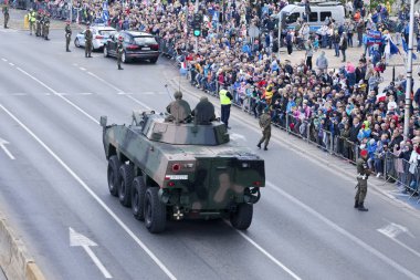 Varşova, Polonya, 3 Mayıs: 3 Mayıs 2019'da Varşova, Polonya'da askeri geçit töreninde askeri araçlar.