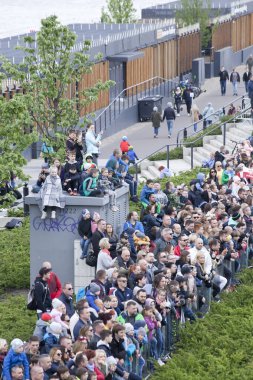 Varşova, Polonya, 3 Mayıs: 3 Mayıs 2019'da Varşova, Polonya'da ordu geçit törenini izleyen kalabalık.