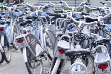 Varşova, Polonya, 1 Mayıs: Şehir bisikletleri 1 Mayıs 2019'da Varşova, Polonya'da kiraya hazır.